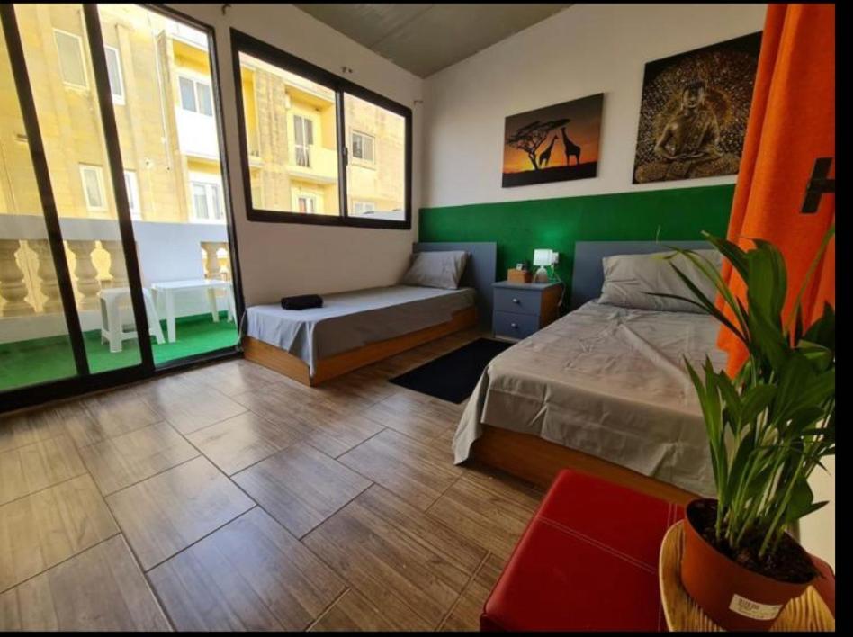 Room 6- Private Room With Private Terrace, Private Bathroom, Ac And Wifi 斯利马 外观 照片
