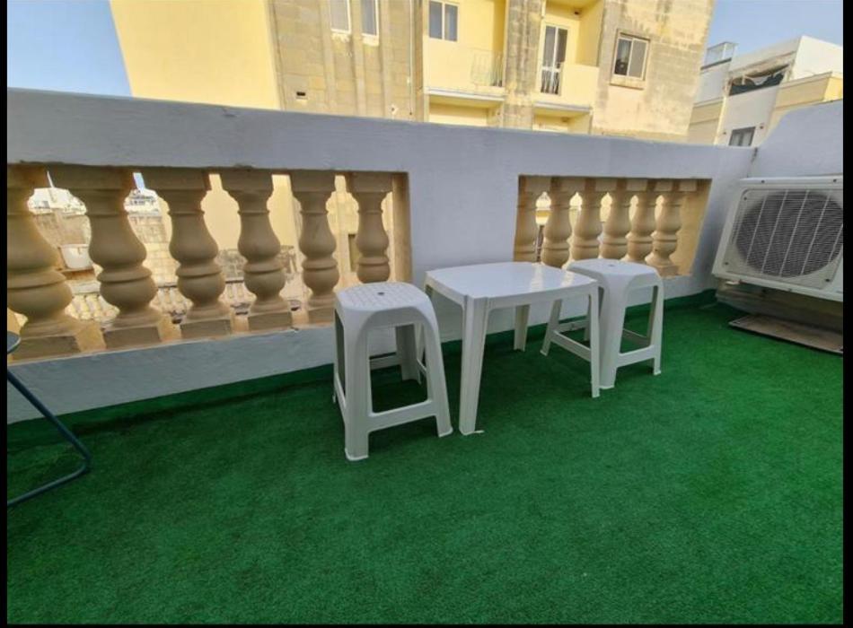 Room 6- Private Room With Private Terrace, Private Bathroom, Ac And Wifi 斯利马 外观 照片