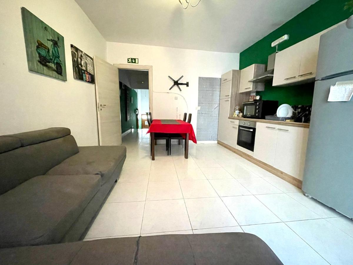 Room 6- Private Room With Private Terrace, Private Bathroom, Ac And Wifi 斯利马 外观 照片