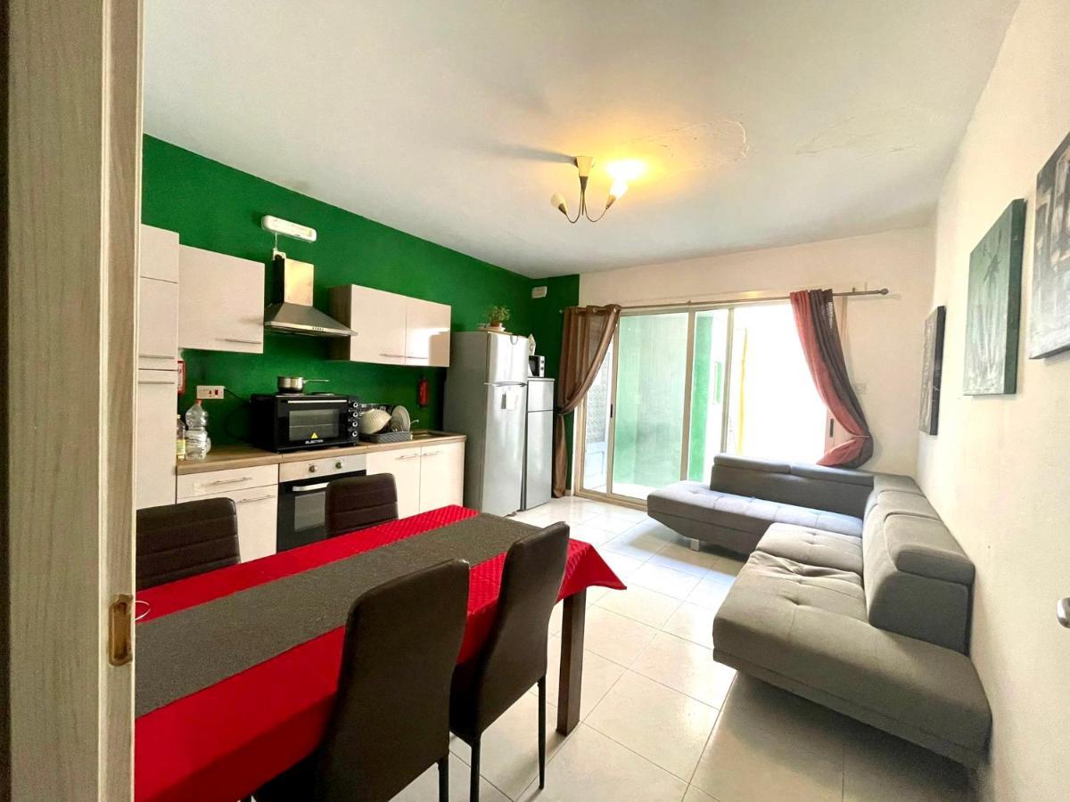 Room 6- Private Room With Private Terrace, Private Bathroom, Ac And Wifi 斯利马 外观 照片