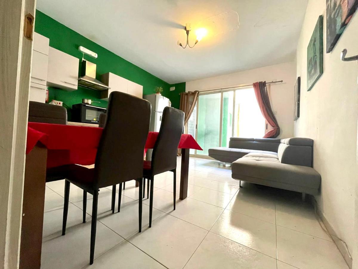 Room 6- Private Room With Private Terrace, Private Bathroom, Ac And Wifi 斯利马 外观 照片