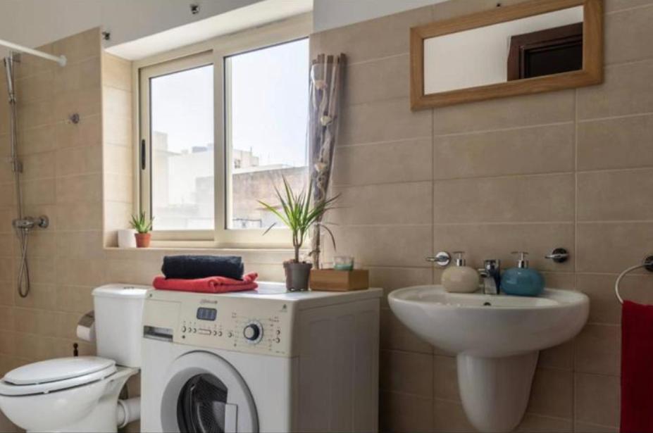 Room 6- Private Room With Private Terrace, Private Bathroom, Ac And Wifi 斯利马 外观 照片